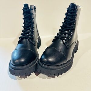 SO Women's lace up combat boots size 7 1/2